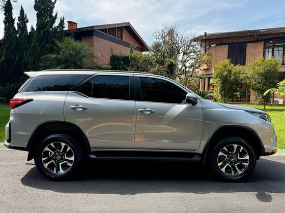 TOYOTA HILUX SW4 2.8 D-4D TURBO DIESEL SRX PLATINUM 7L 4X4 AUTOMÁTICO